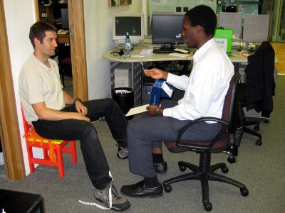 Photo : Ollie measuring Ignacio's stereoacuity with the Frisby test